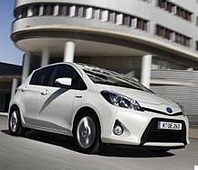 Nur zwei Zentimeter länger ist der Yaris Hybrid im Vergleich zum herkömmlich angetriebenen Modell. Foto: Toyota/Auto-Reporter.NET